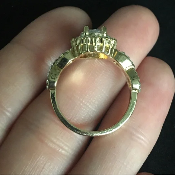 Gorgeous Round Cubic Zirconia Fashion Wedding Ring - Picture 4 of 5